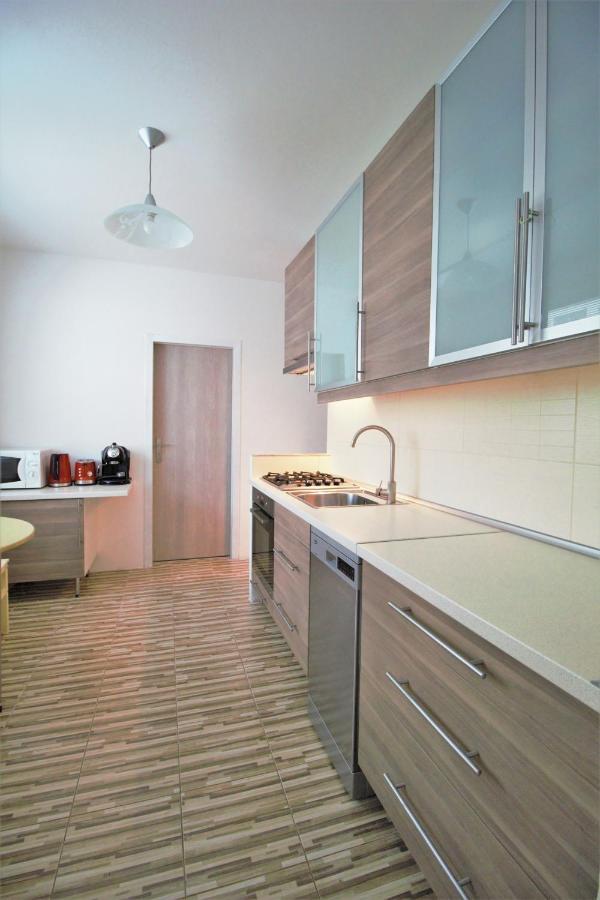 Cozy, Bright Room With Free Parking Pressburg Exterior foto